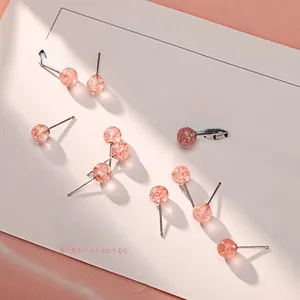Vue détaillée de boucles d'oreilles en argent S925 et quartz fraise sous une lumière chaude