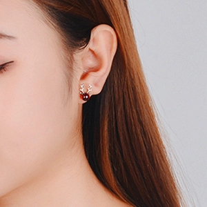 Détail de boucles d'oreilles cerf en argent S925 avec perle de grenat rouge