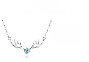 Détail du pendentif en forme de bois de cerf avec une pierre de cristal bleu goutte