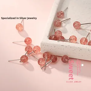 Détail macro de boucles d'oreilles en argent sterling S925 avec quartz fraise rose rond