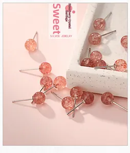 Détail macro de boucles d'oreilles en cristal fraise rose naturel et argent S925