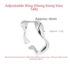 Detalle de anillo ondulado de plata 925 con talla HK 14 y ancho de 4 mm especificado