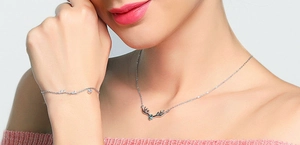 Vue détaillée du collier bois de renne en argent avec zircon bleu et bracelet assorti