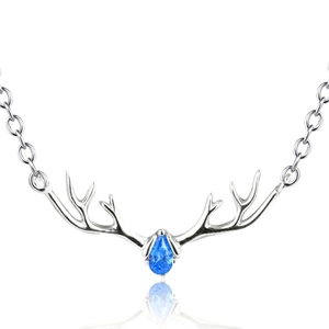 Collier bois de cerf en argent S925 avec pierre bleue sur fond blanc pur avec reflet