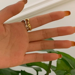 Detalle de anillos ondulados minimalistas en plata 925 con acabados oro y plata