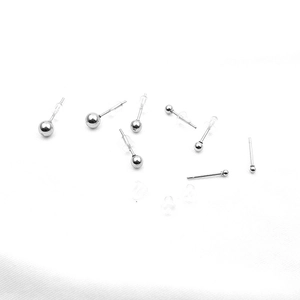 Détails d'un lot de boucles d'oreilles argentées de tailles variées avec fermoirs silicone