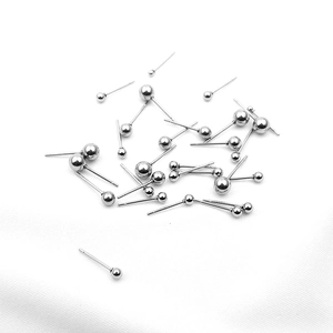 Détail de boucles d'oreilles boules en argent S925 de 2mm à 5mm sur soie blanche