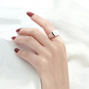 Gros plan d'une chevalière minimaliste en argent sterling 925 avec finition miroir polie