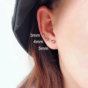 Set de boucles d'oreilles en argent 925 tailles 3mm 4mm et 5mm portées à l'oreille