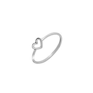 Vue macro d'une bague en argent sterling 925 avec un délicat motif de coeur évidé