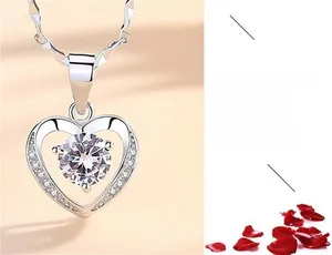 Vue détaillée du pendentif cœur en argent S925 avec zircon et chaîne à ondes élégante
