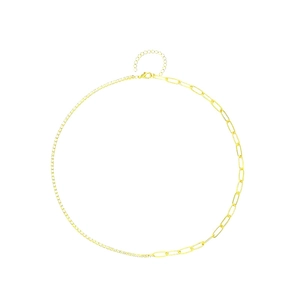 Détail d'un bracelet doré avec moitié pierres de zircon tennis et moitié maillons trombone