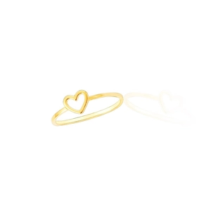 Bague cœur évidé en argent 925 doré avec un design élégant et minimaliste sur fond blanc