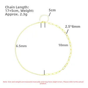 Vue détaillée du bracelet doré avec pavage de zircons et maillons rectangulaires