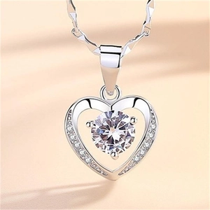Gros plan du collier cœur en argent sterling S925 avec un zircon brillant à coupe ronde