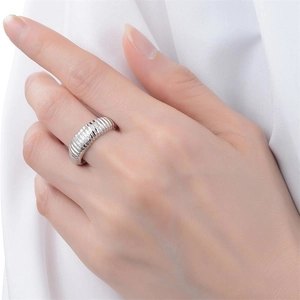 Minimalist 925 sterling silver croissant ring with wavy textured thread on finger