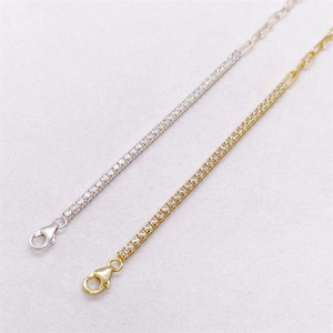 Détail de bracelets tennis en argent S925 avec zircons et maillons style trombone