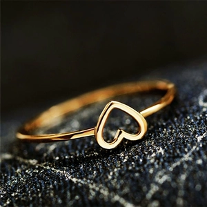 Vue macro de la bague en or 18 carats avec cœur ajouré montrant la finition polie