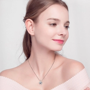 Élégant collier cœur en argent sterling S925 avec pierre centrale ronde sur un mannequin