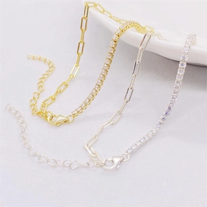 Détails des bracelets tennis et chaînes trombone en argent et or avec zircons