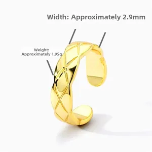 Detail view of 2.9mm gold quilted lattice ring showing exact width and 1.95g weight specs