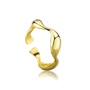 Anillo abierto irregular de plata 925 bañada en oro con acabado moderno de pulido espejo