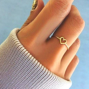 Bague élégante en argent 925 avec cœur évidé finition dorée sur doigt féminin