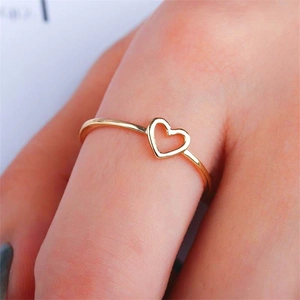 Macro de la bague coeur évidé en argent 925 montrant la texture détaillée dorée