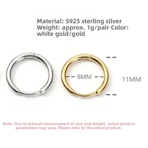 Dettaglio di orecchini a cerchio 8mm in argento sterling S925 finitura oro e argento