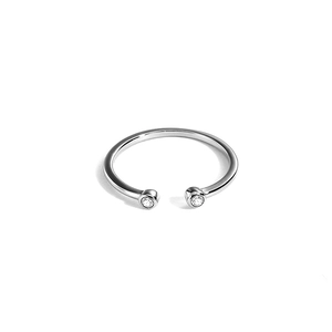 Vue macro de la bague ouverte en argent S925 avec deux pierres de zircon brillant