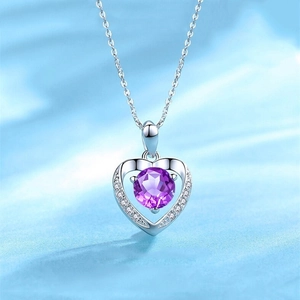 Collier cœur en argent S925 avec une pierre précieuse violette facettée et zircons brillants