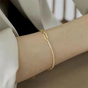 Bracelet élégant en argent S925 doré avec zircons rectangulaires brillants sur poignet femme
