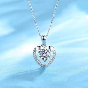 Collier avec pendentif cœur en argent sterling S925 et zircons brillants sur fond bleu