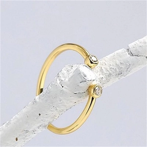 Bague ajustable en argent S925 doré avec deux diamants sur une branche blanche