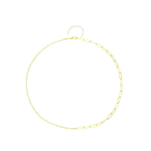 Collier asymétrique doré avec chaîne tennis et maillons trombone sur fond blanc