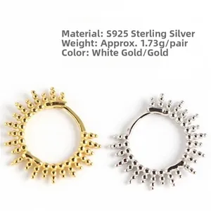Dettaglio di orecchini a girasole in argento S925 nelle finiture argento e oro