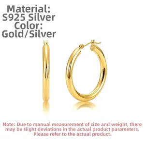 Makroaufnahme von 925 Sterling Silber Creolen mit Goldbeschichtung und hohlem Design-Stil