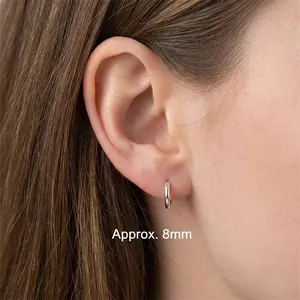 Orecchini a cerchio minimalisti in argento sterling S925 da 8 mm indossati