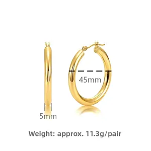 Detail von 45mm goldenen Creolen mit 5mm Dicke und polierter glänzender Oberfläche