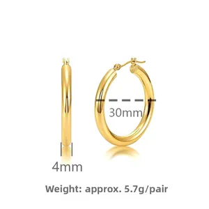 Detailansicht der 30mm goldenen Creolen mit 4mm Dicke und polierter Oberfläche