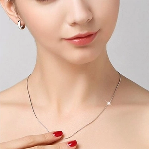 Minimalistische S925 Sterling Silber Schlangenkette und kleine Creolen getragen am Modell