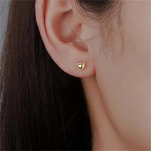 Élégantes boucles d'oreilles cœur en argent S925 doré avec bordure millgrain