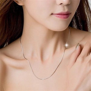 Nahaufnahme der minimalistischen S925 Sterling Silber Schlangenkette am Hals der Frau