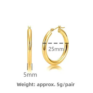 Detail von 25mm hohlen Goldcreolen mit 5mm Dicke und hochglanzpolierter Oberfläche