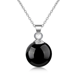 Vue macro d'un collier en argent S925 avec pendentif perle en onyx noir poli minimaliste