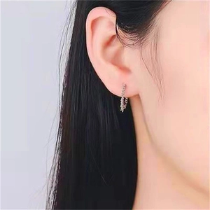 Orecchini Huggie minimalisti in argento S925 con micro-cristalli su modella