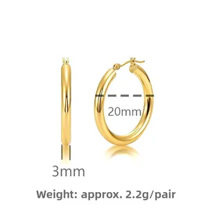 Detailansicht der 20mm goldenen Hohlohrringe aus S925 Sterlingsilber mit Maßen