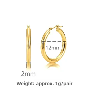 Makroaufnahme von 12mm polierten goldenen Creolen mit Größen- und Gewichtsangaben