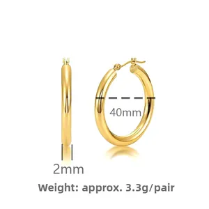 Detailansicht der 40mm goldenen Creolen mit 2mm Rohrstärke und polierter Oberfläche für Damen
