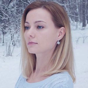 Elegant S925 sterling silver snowflake earrings with sparkling zircon on model in snow